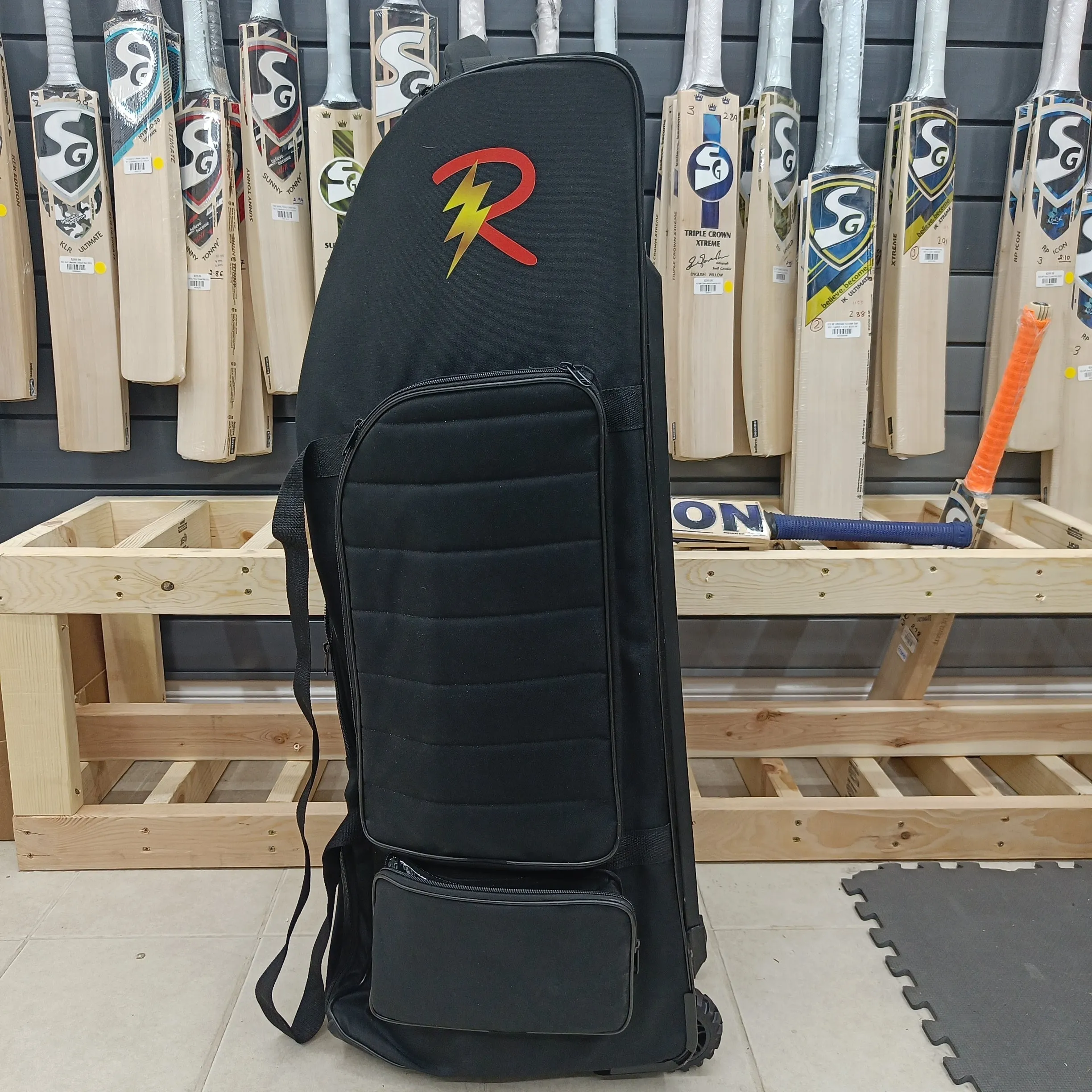 Raydn Players Wheelie Premium Adult Cricket Kit Bag (Navy Blue / Black)