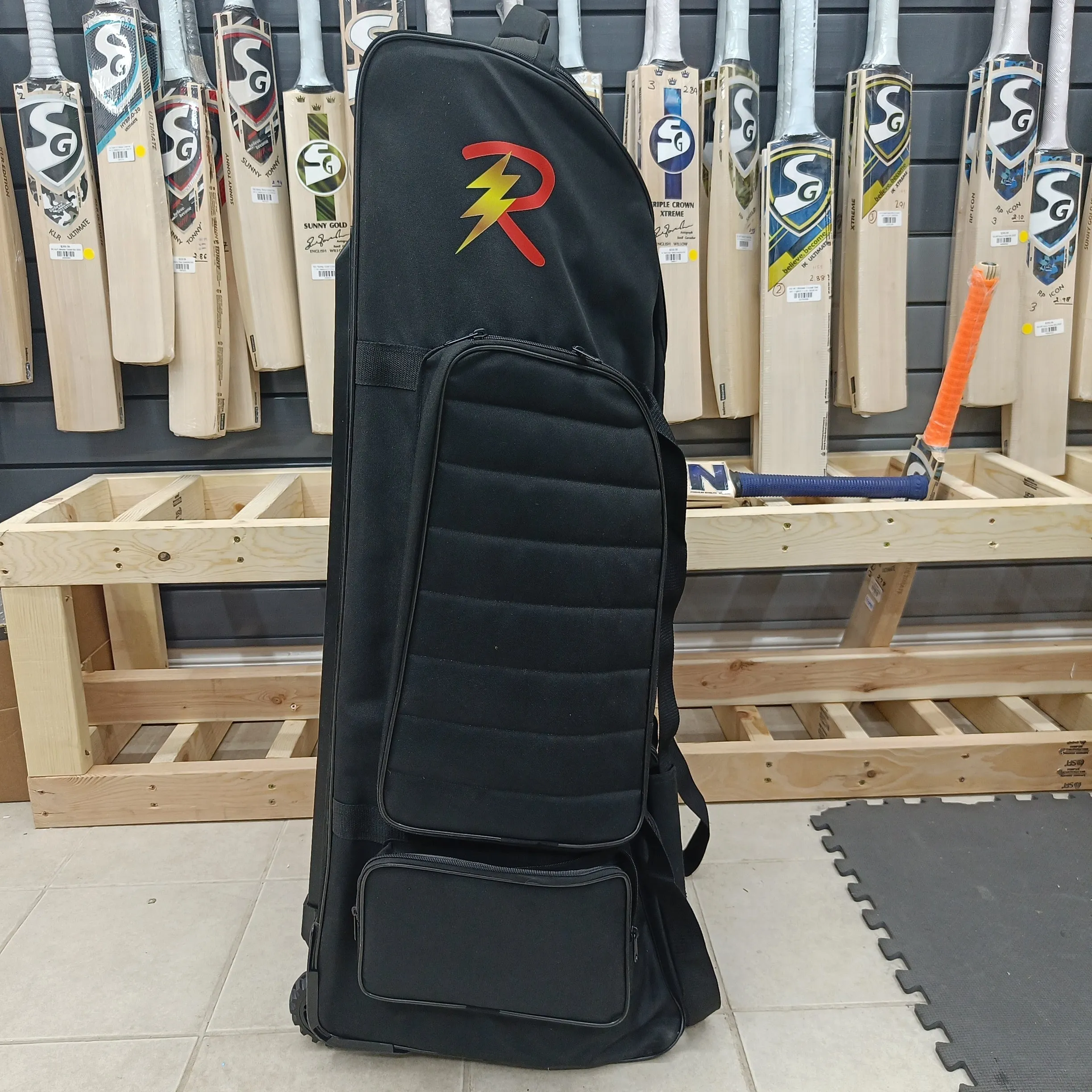 Raydn Players Wheelie Premium Adult Cricket Kit Bag (Navy Blue / Black)